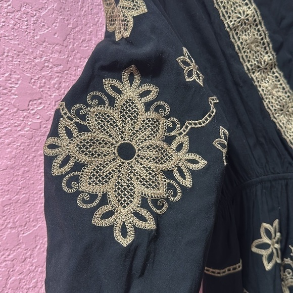 FOREVER 21 Black/Tan Floral Embroidered Puff Sleeve Blouse Size Small - Picture 4 of 5